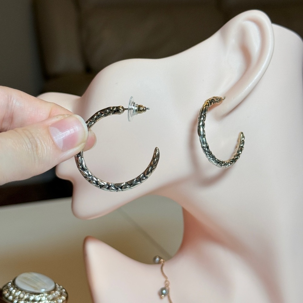 Elegant Gold Hoop Earrings - Picture 5 of 8